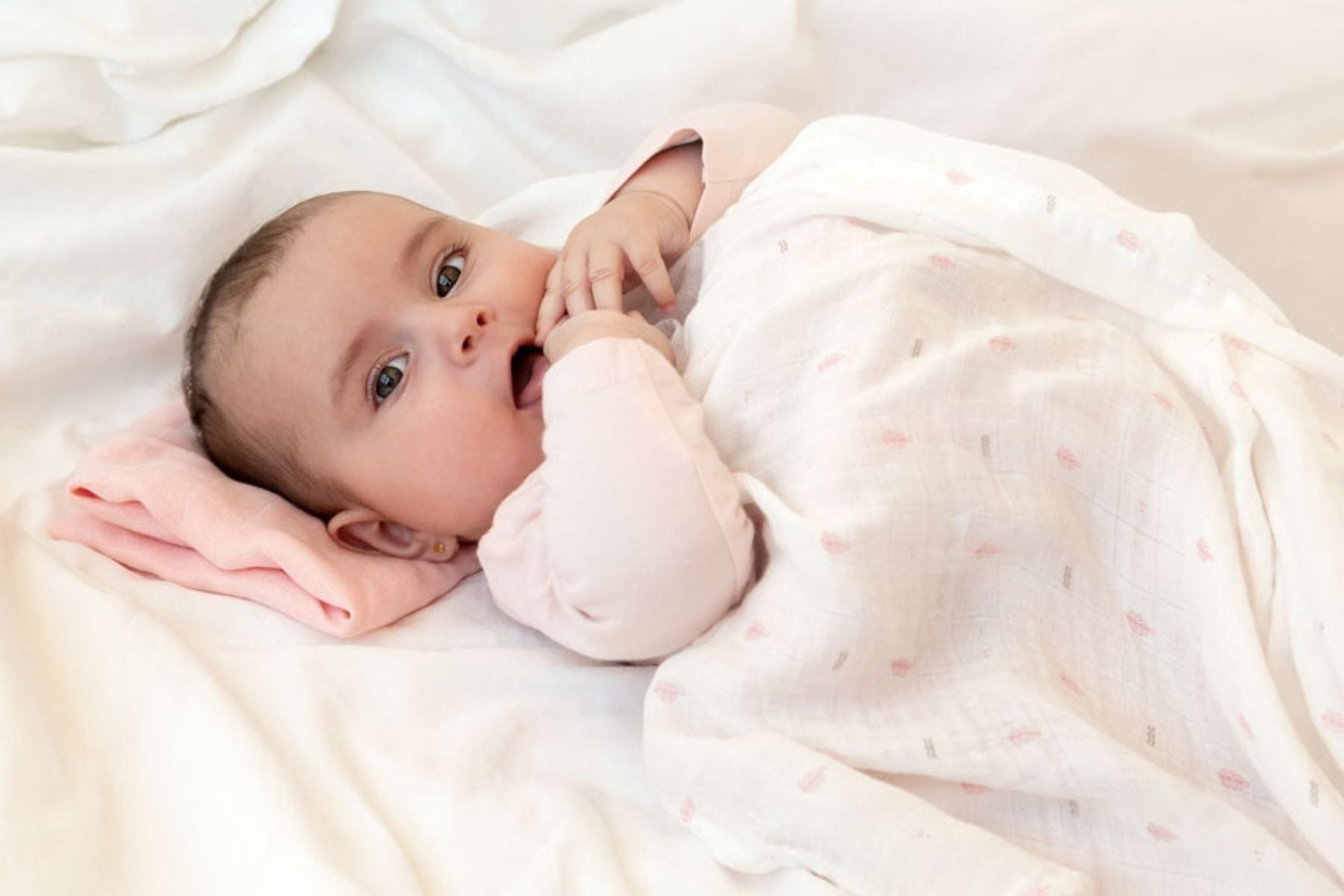 Mussola per neonato: A cosa serve e come avvolgerlo