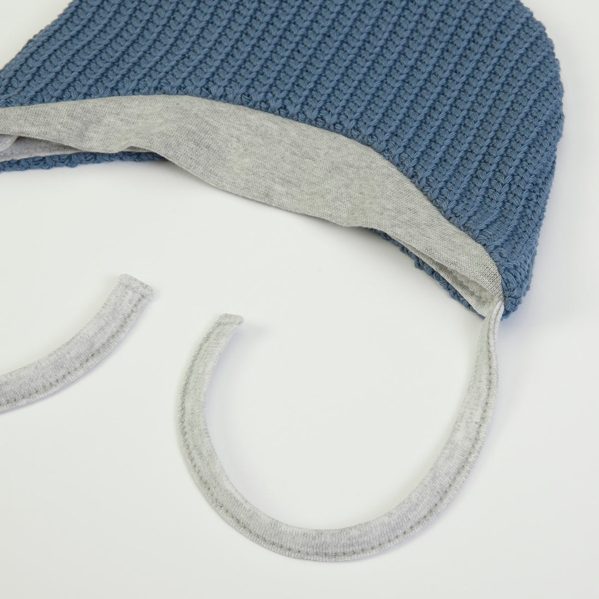Cappellino Neonato in Tessuto Maglia Blu - laccetti