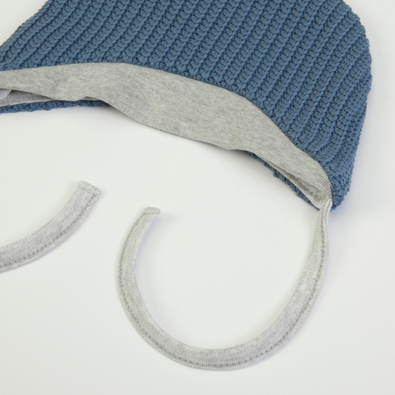 Cappellino Neonato in Tessuto Maglia Blu - laccetti