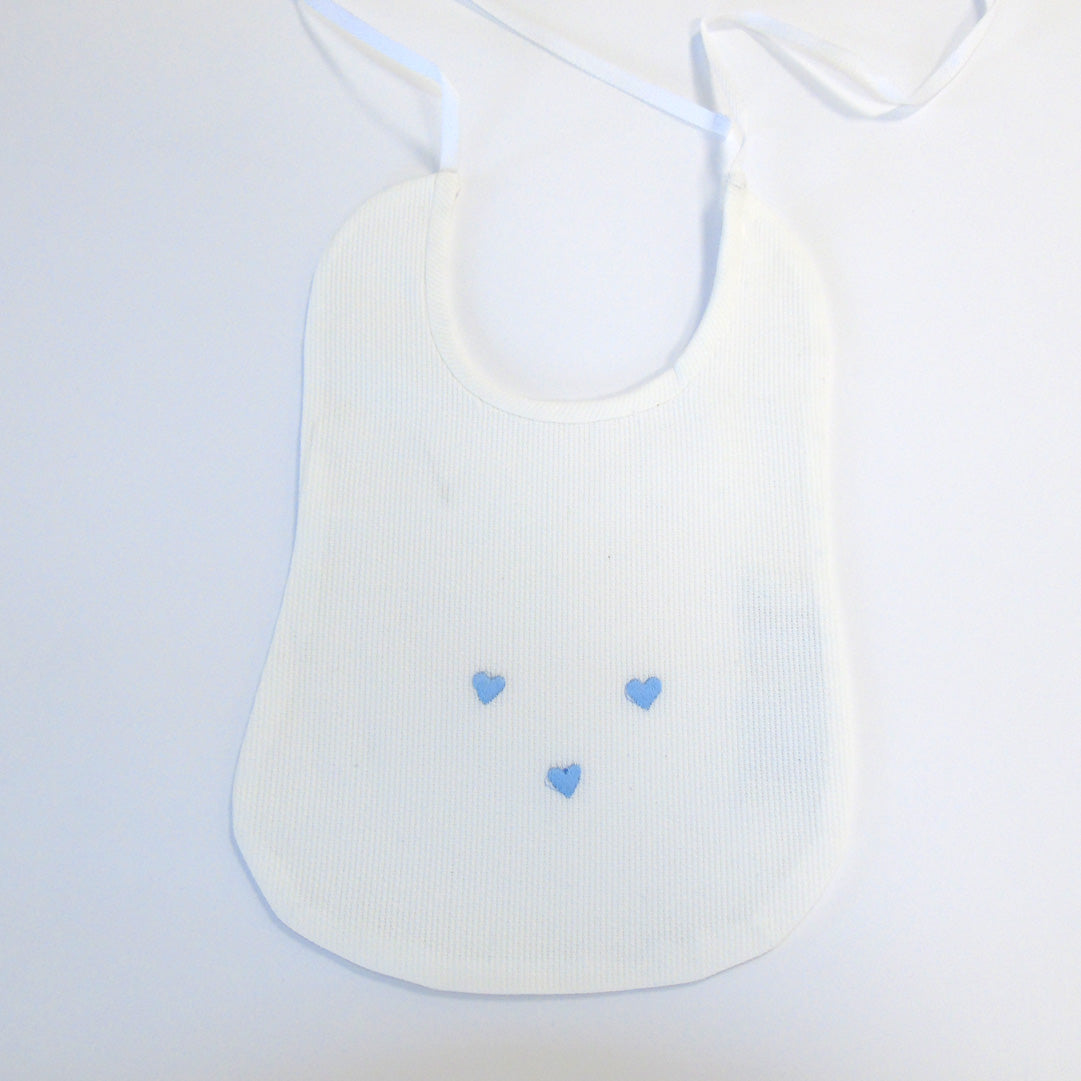 BAVAGLINO IN COTONE CON RICAMO A MANO CUORI